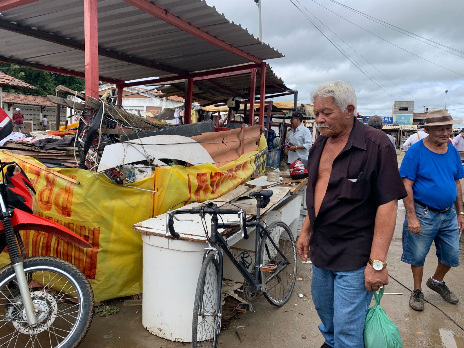 Comerciantes se revoltam e denunciam abandono após chuvas