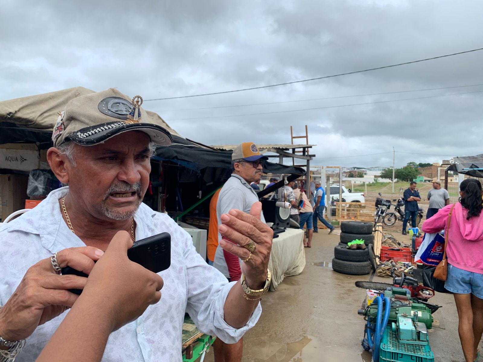 Comerciantes se revoltam e denunciam abandono após chuvas