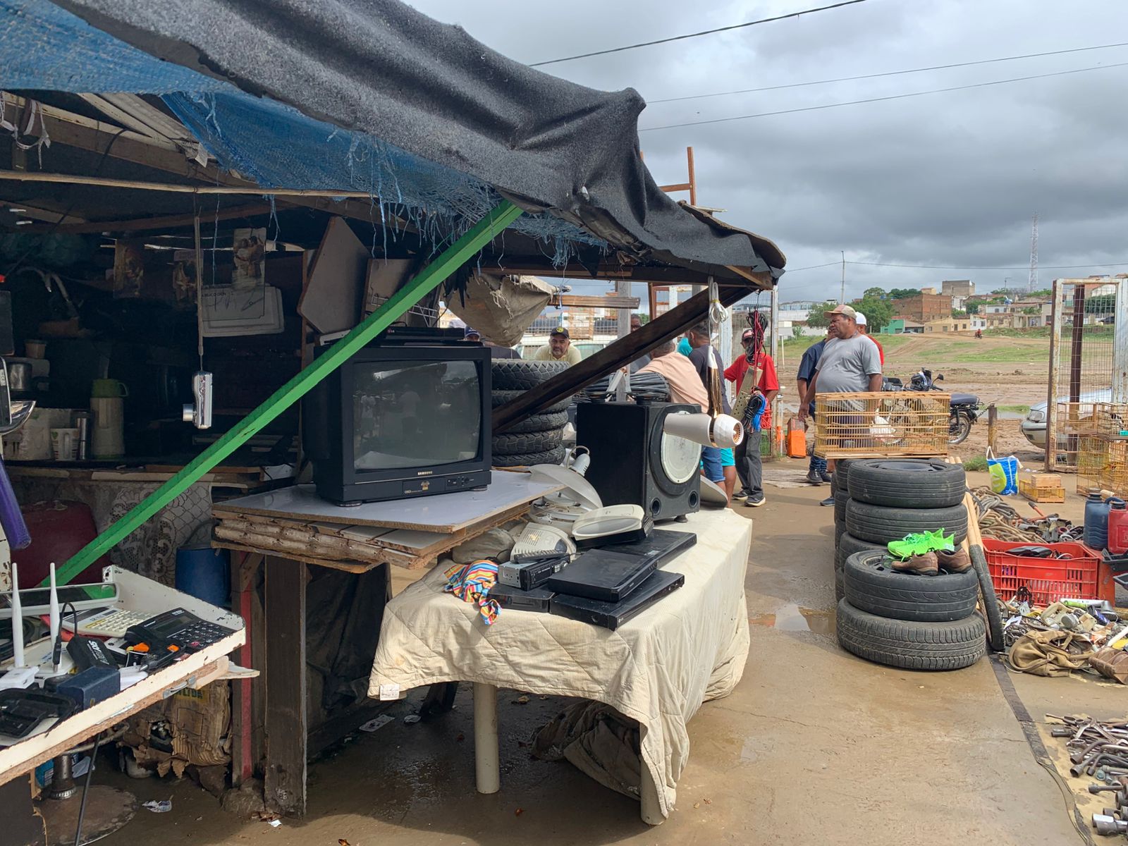 Comerciantes se revoltam e denunciam abandono após chuvas