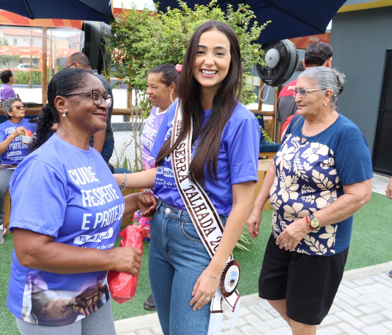 Miss Livia Terto realiza ação social para idosos em Serra Talhada