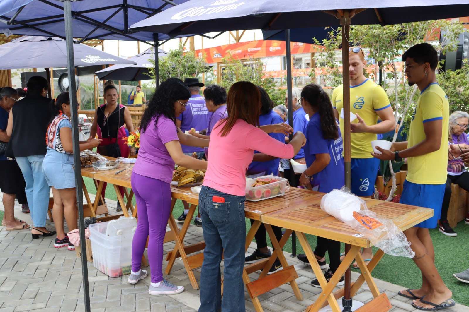Miss Livia Terto realiza ação social para idosos em Serra Talhada