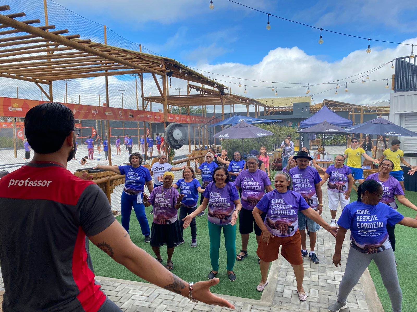Miss Livia Terto realiza ação social para idosos em Serra Talhada
