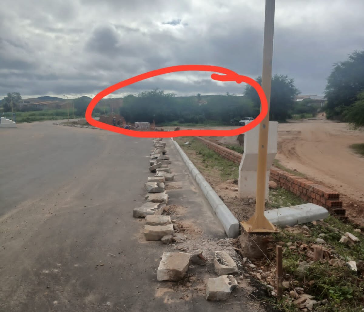 Proprietários dizem que Prefeitura de Flores invadiu terreno para fazer obra