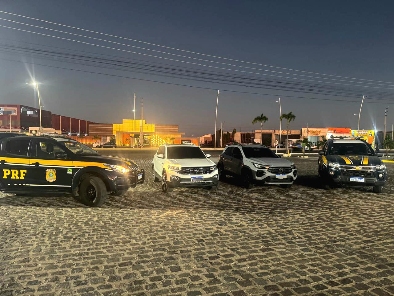 PRF recupera dois carros roubados que andavam juntos 1 Foto: Divulgação/PRF