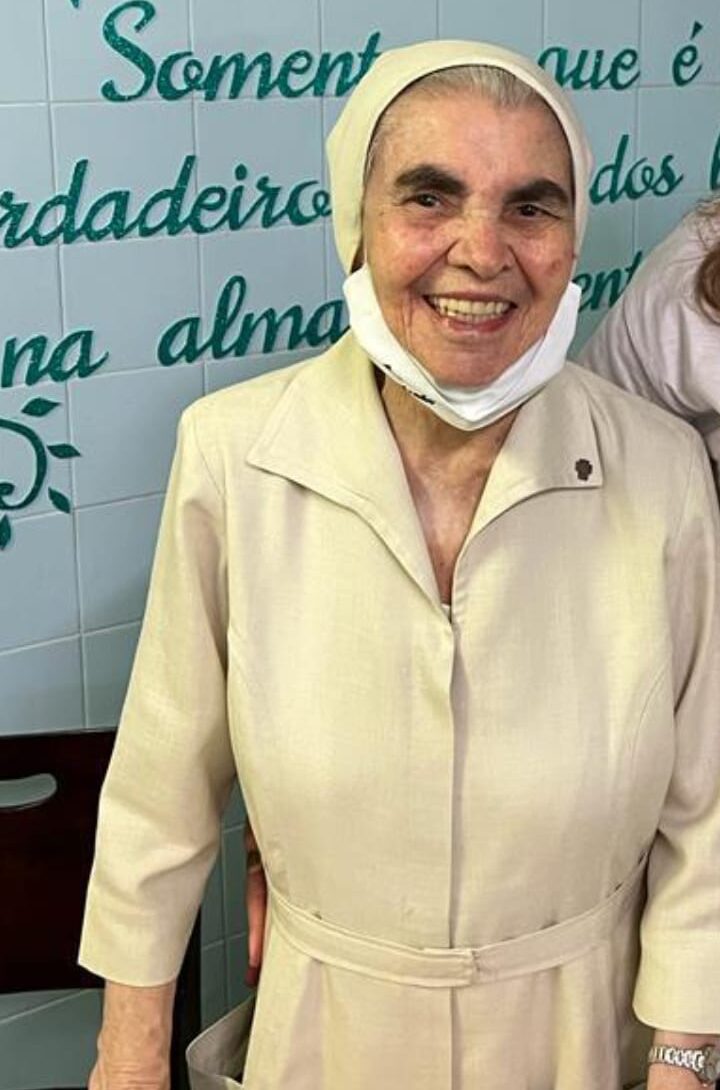 Irmã Clara, que fez história no Colégio Imaculada, morre aos 90 anos