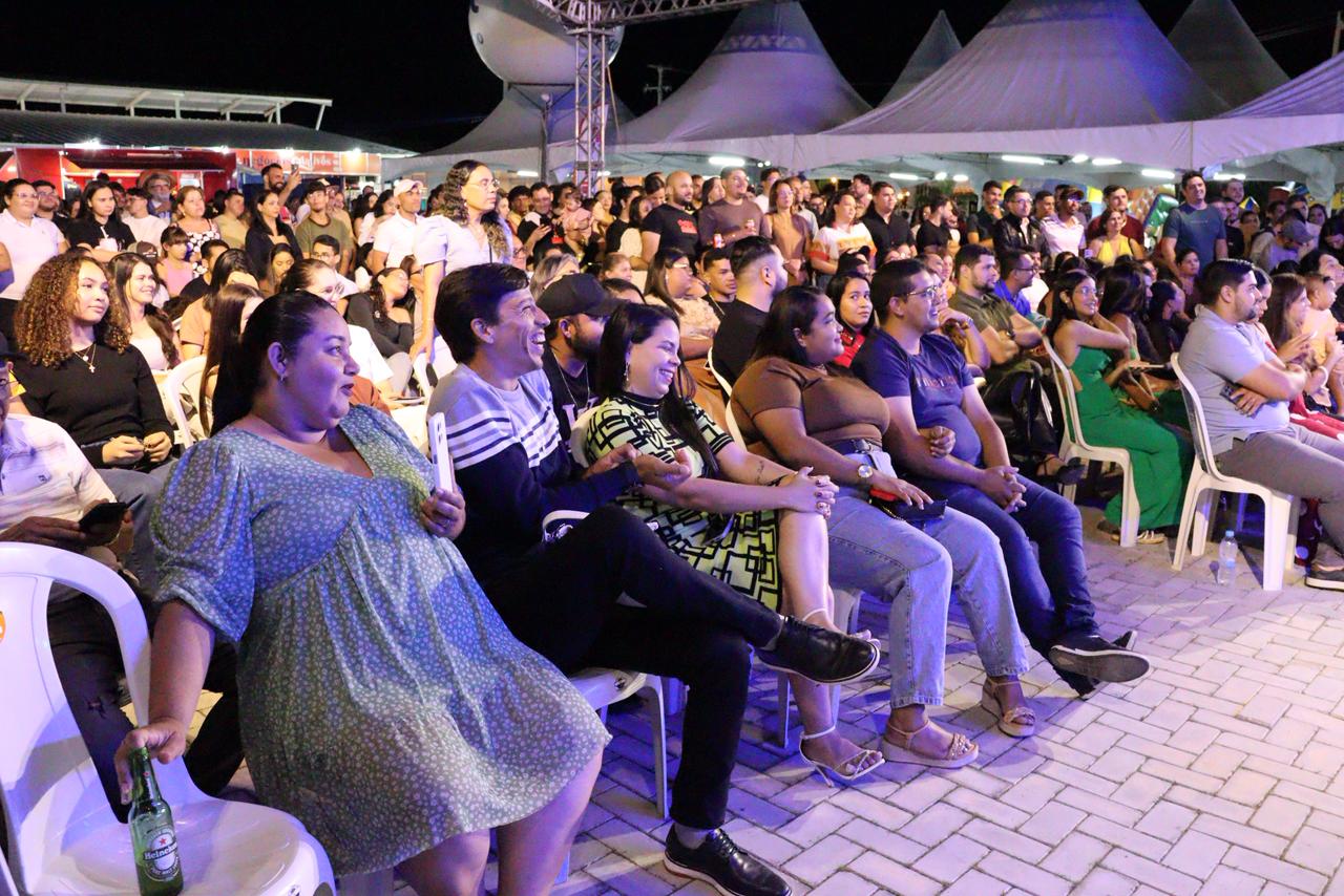 Multidão lota palco com Raphael Moura e Renan da Resenha no 2º dia