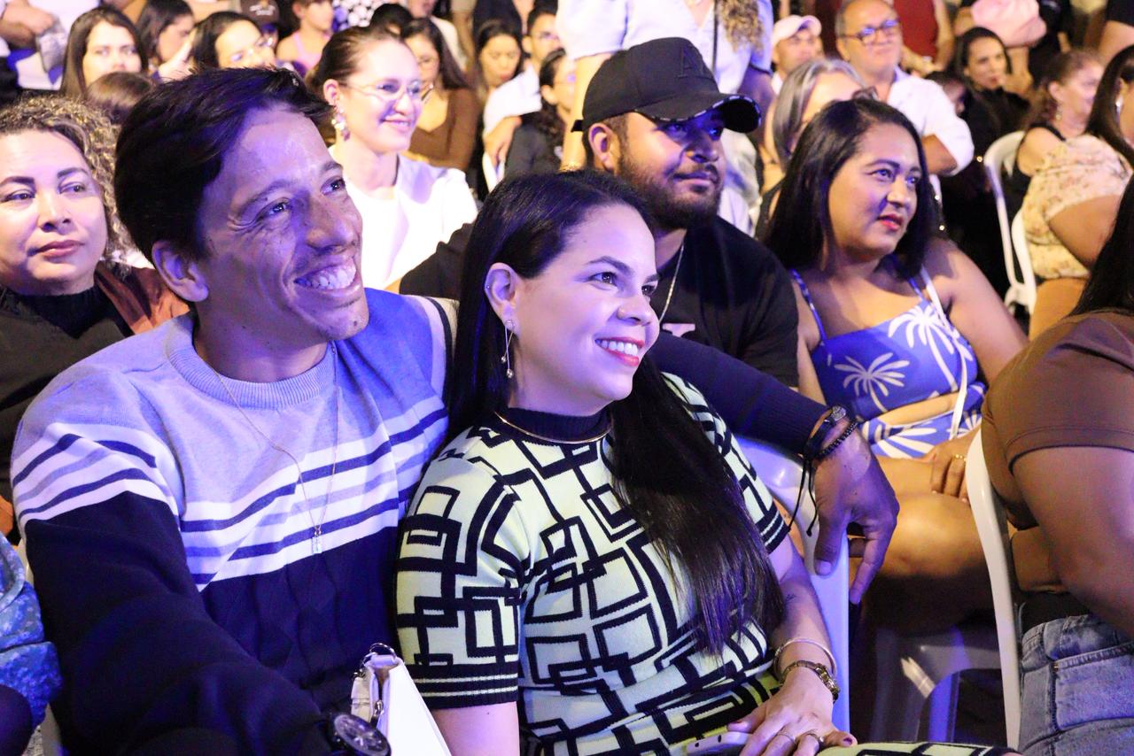 Multidão lota palco com Raphael Moura e Renan da Resenha no 2º dia