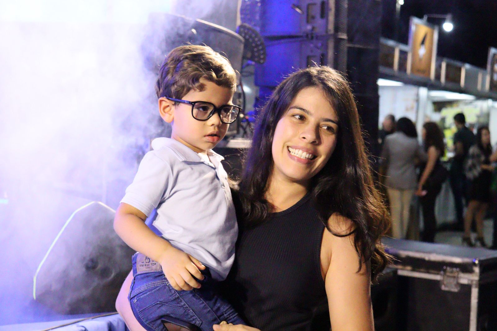 Multidão lota palco com Raphael Moura e Renan da Resenha no 2º dia