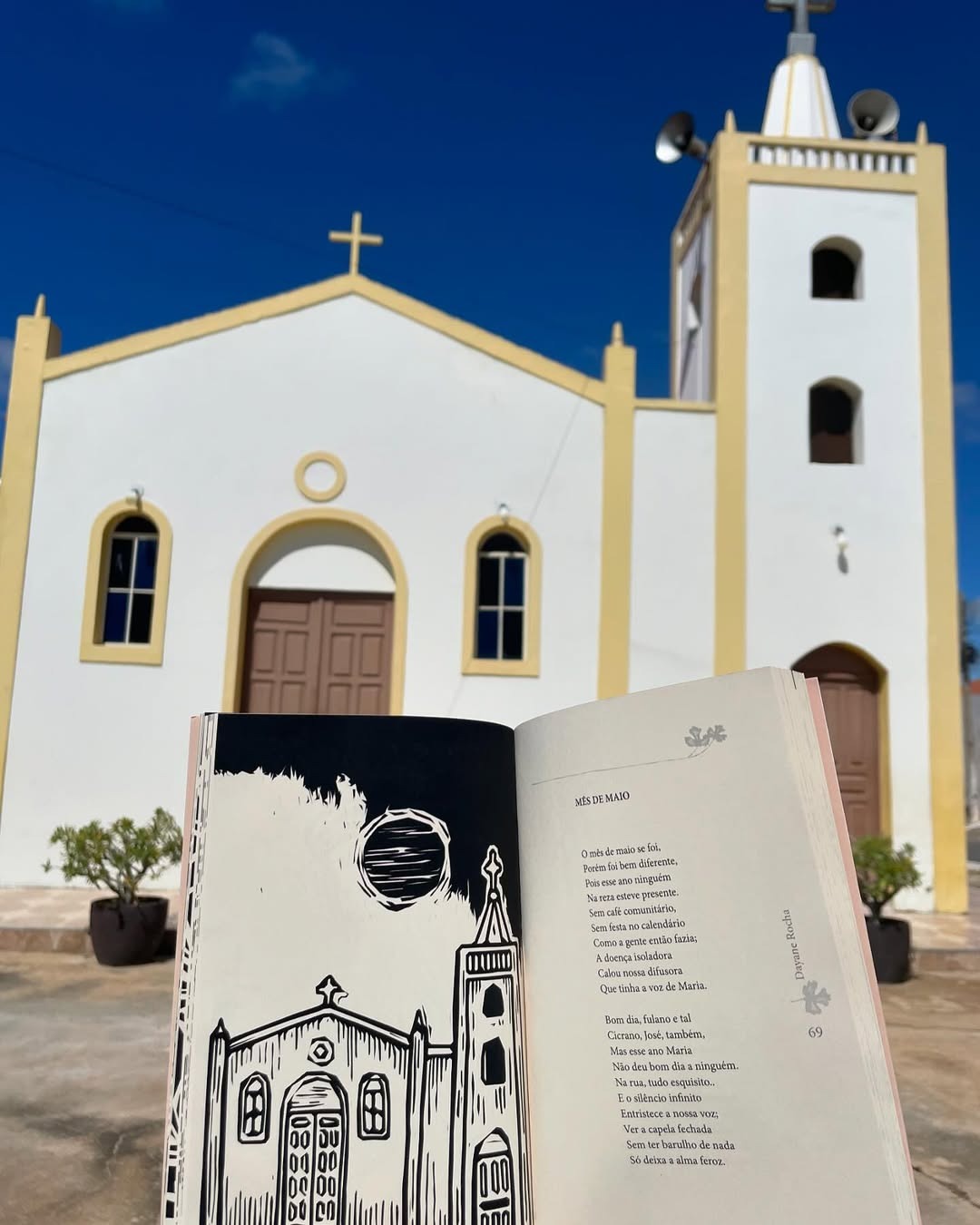 "Virada num mói de cuento": Dayane Rocha lança 1º livro