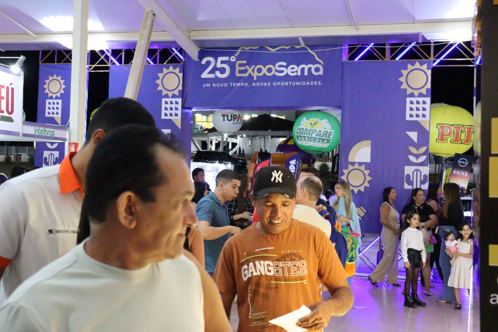 Multidão lota palco com Raphael Moura e Renan da Resenha no 2º dia