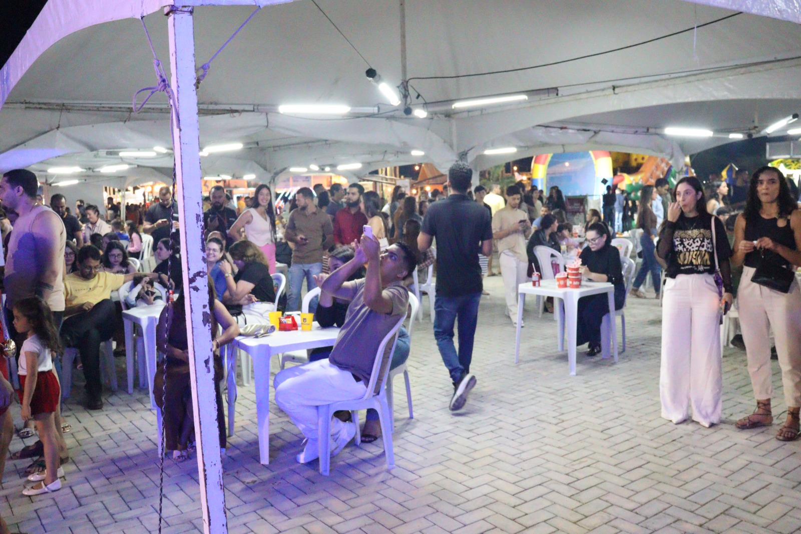 Multidão lota palco com Raphael Moura e Renan da Resenha no 2º dia