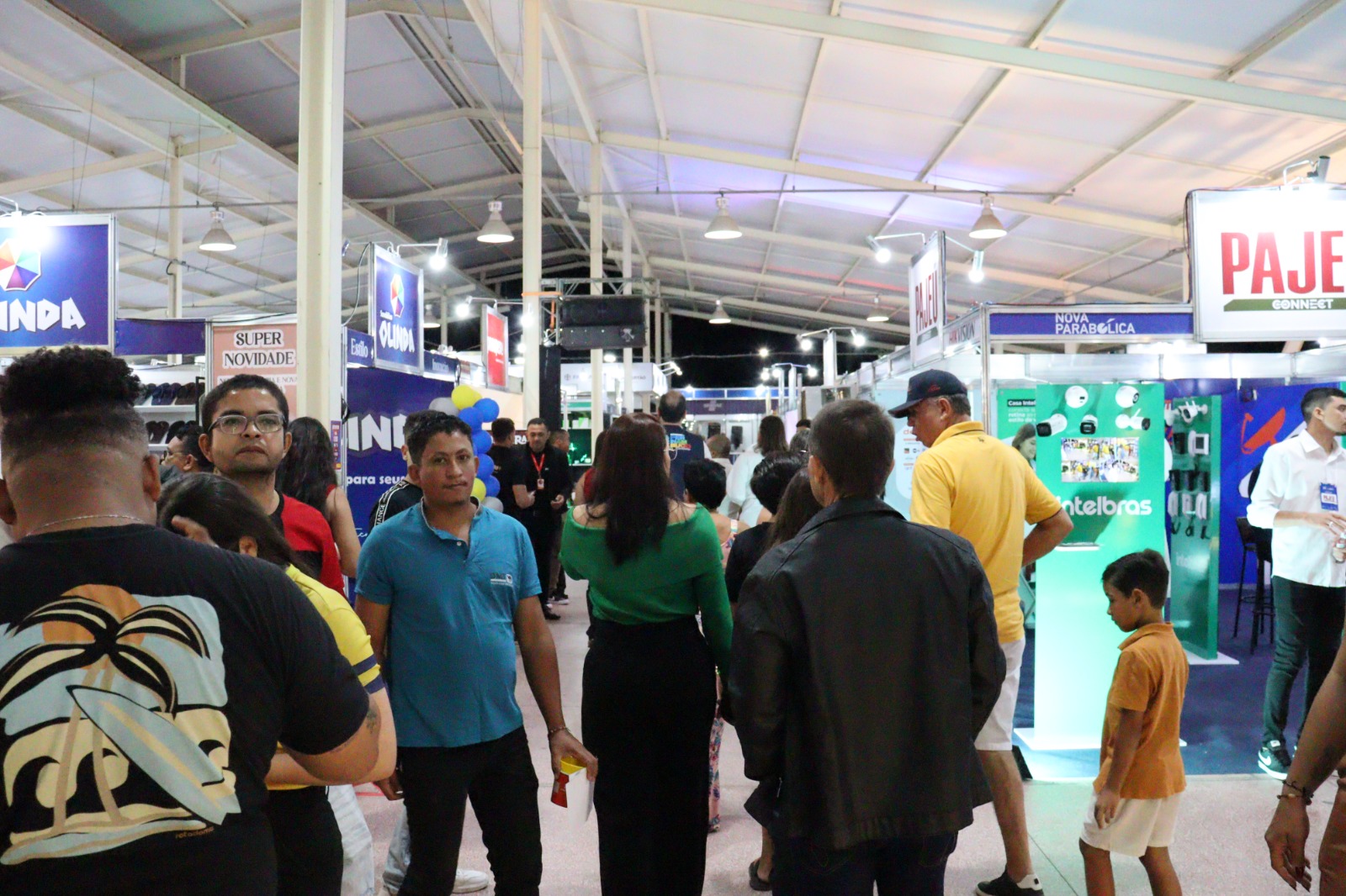 Multidão lota palco com Raphael Moura e Renan da Resenha no 2º dia