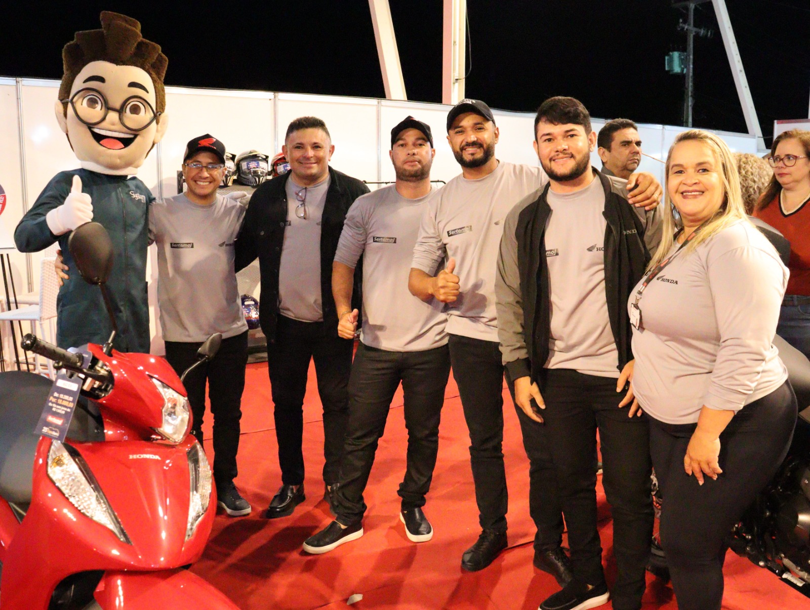 Multidão lota palco com Raphael Moura e Renan da Resenha no 2º dia