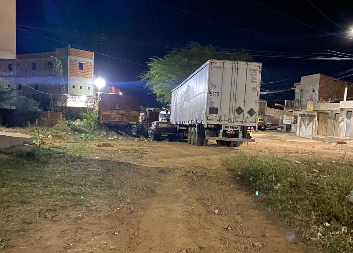Caminhões interditam rua em bairro de ST e prejudicam moradores há 6 meses 1 Caminhões interditam rua em bairro de ST e prejudicam moradores há 6 meses
