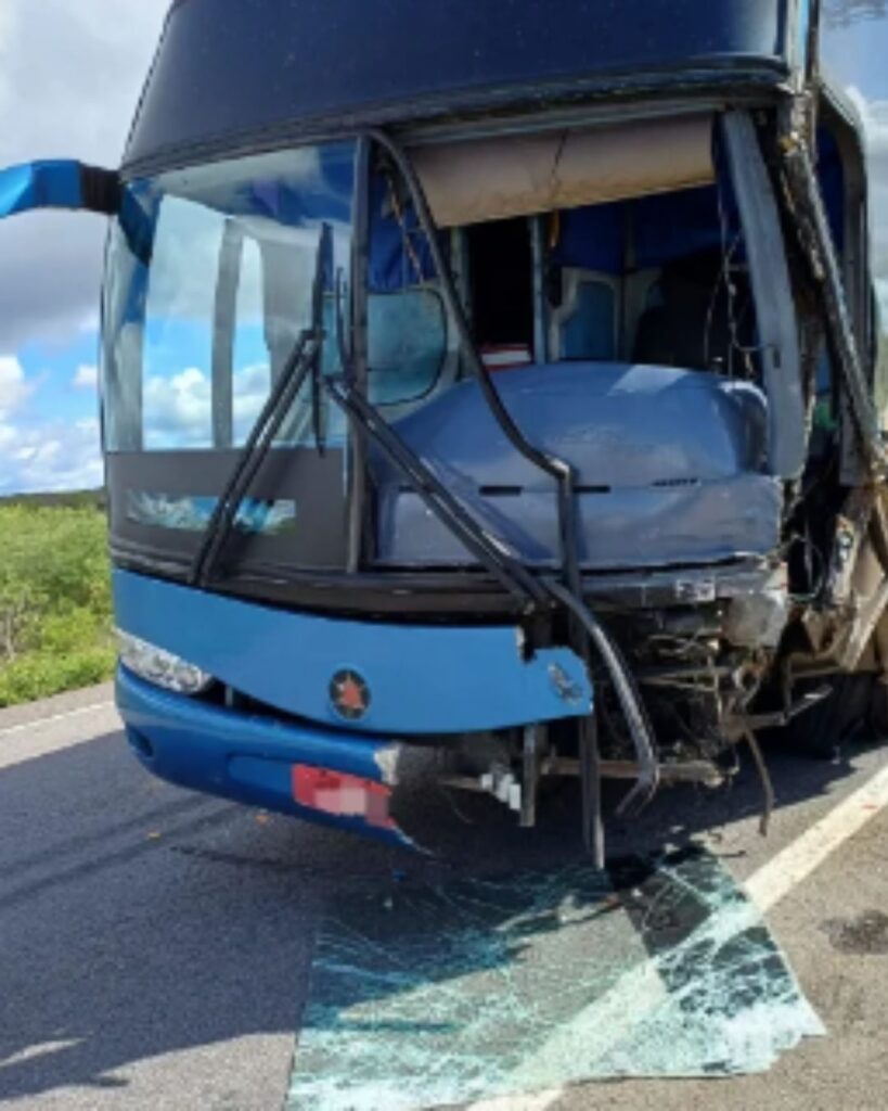Engavetamento envolve ônibus, carreta e carro na 232 e deixa 3 feridos 1 engavetamento