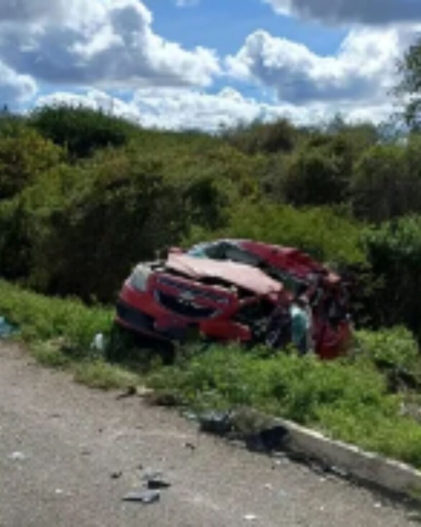 Engavetamento envolve ônibus, carreta e carro na 232 e deixa 3 feridos