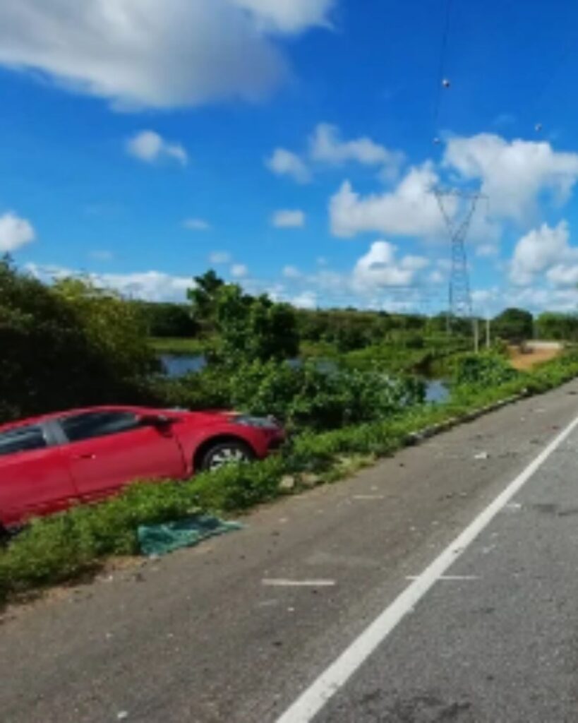 Engavetamento envolve ônibus, carreta e carro na 232 e deixa 3 feridos