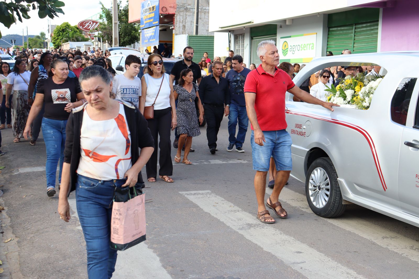 Comércio e trânsito de ST param na despedida a Marcelo Vasconcelos