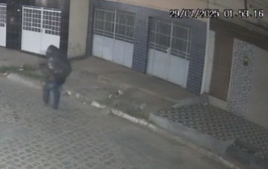 Enquanto família dormia, homem invade casa em ST e faz 'arrastão' 1 Enquanto família dormia, homem invade casa em ST e faz 'arrastão'