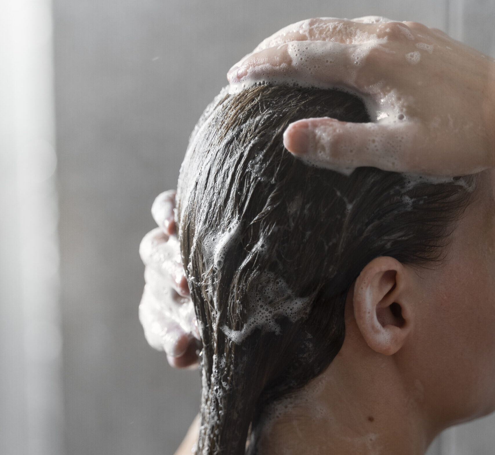 Lavar o cabelo todo dia faz mal? Dermatologista explica - Foto: Freepik
