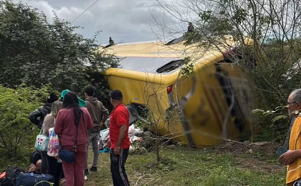 Ônibus com destino a Serra Talhada tomba em rodovia com 49 passageiros