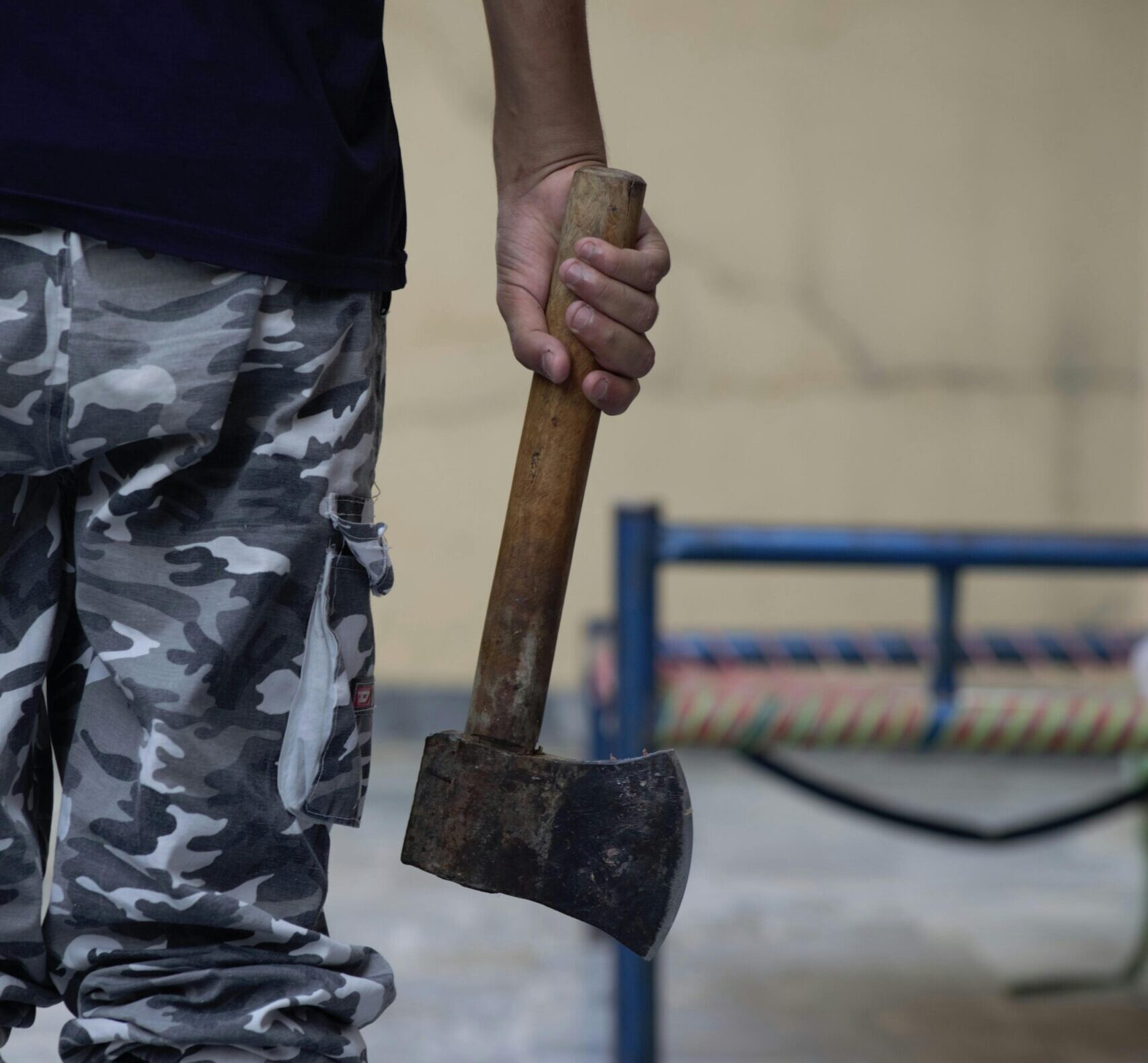 Após briga de bairro, homem ameaça a esposa com um machado em ST 1 Homem invade casa e ameaça mulher com machado - Foto: Sahil Khaliq/Pexels