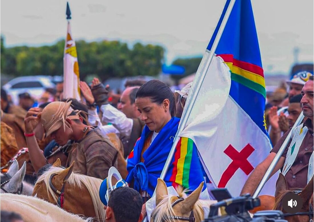 Raquel Lyra manda recado para João Campos durante a Missa do Vaqueiro
