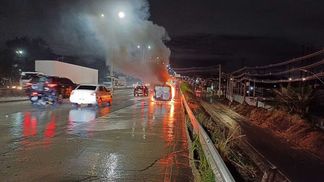 Ambulância pega fogo durante transporte de paciente em PE 1 Ambulância pega fogo durante transporte de paciente - Foto: PRF/Divulgação