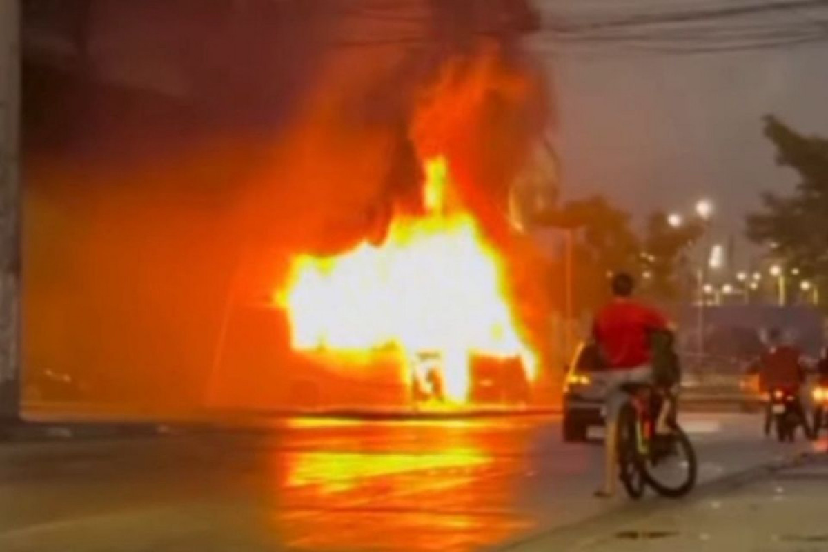 Micro-ônibus que transportava 26 trabalhadores pega fogo 1 Micro-ônibus que transportava 26 trabalhadores pega fogo - Foto: Reprodução/Redes sociais