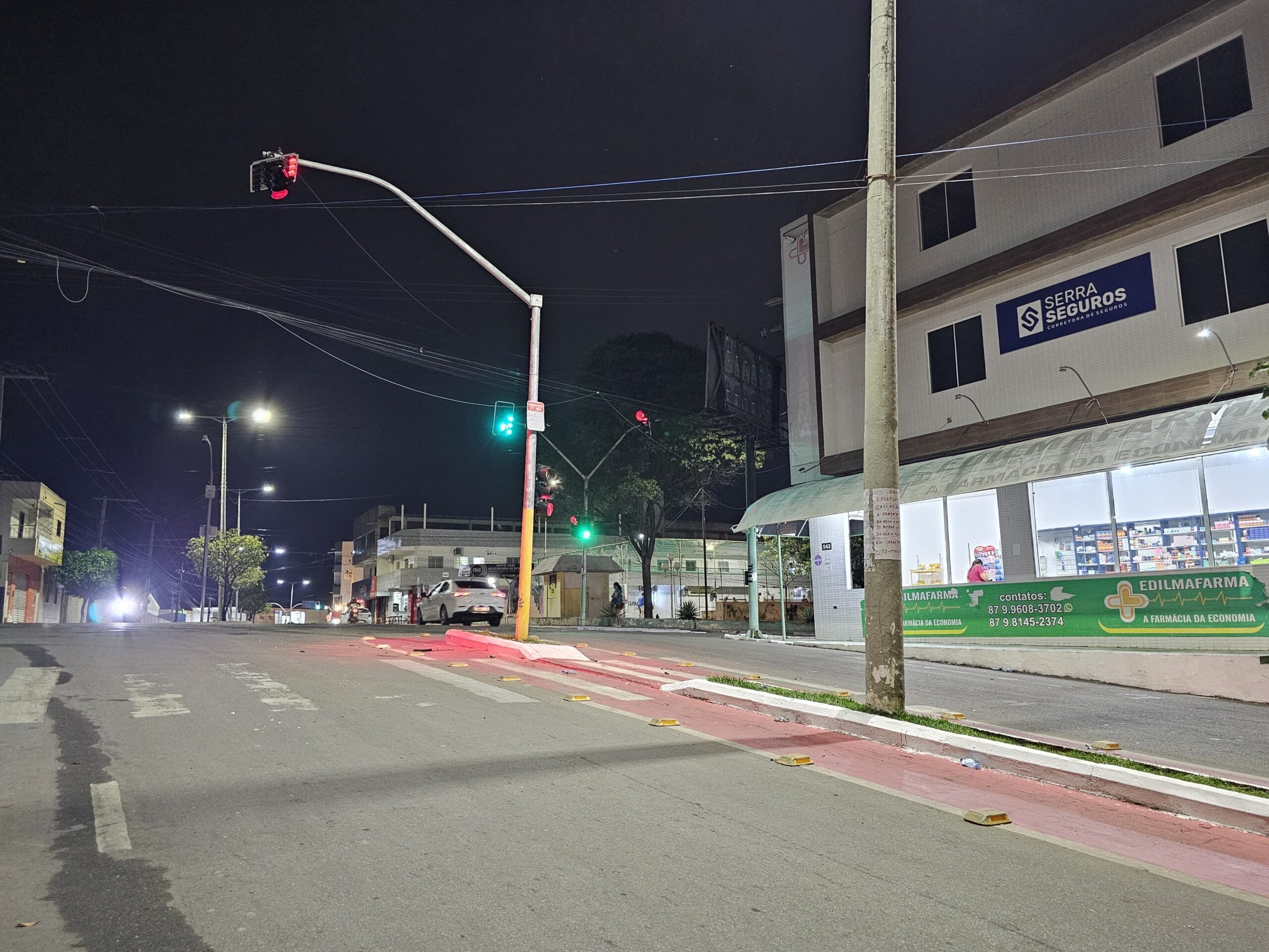 Acidente na Av. Afonso Magalhães deixa 2 feridos e semáforo danificado