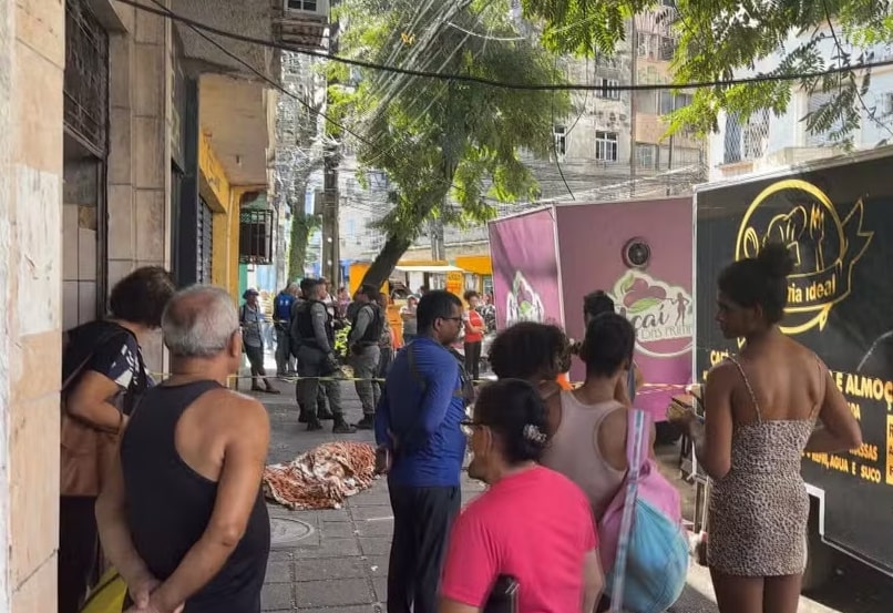 Recife: Morador de rua morre ao tocar em barraca de lanches 1 Morador de rua morre eletrocutado ao tocar em barraca de lanches - Foto: TV Globo/Reprodução