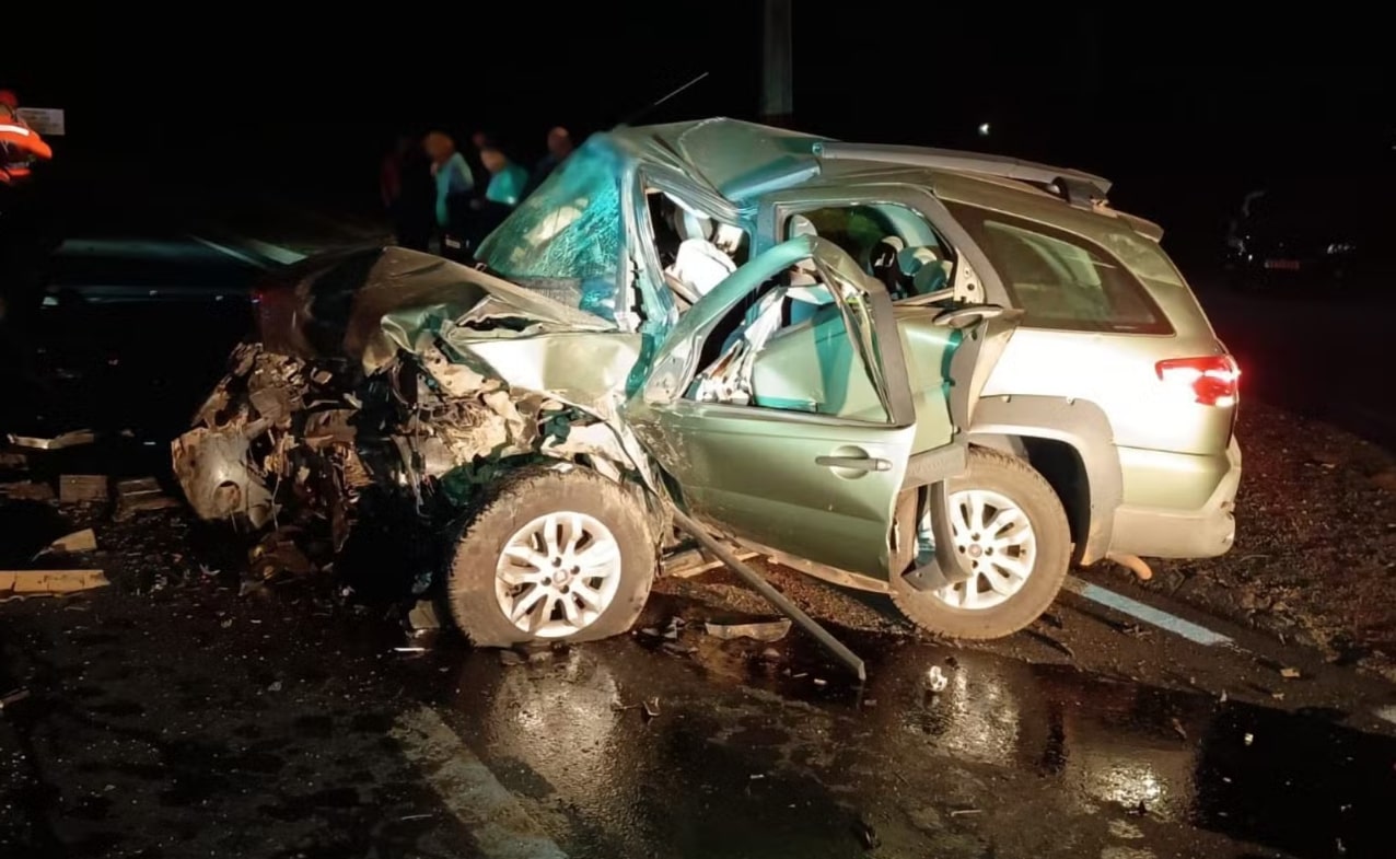 Tragédia: acidente em rodovia de Minas Gerais deixa oito mortos e dois feridos 1 Fotos: Corpo de Bombeiros