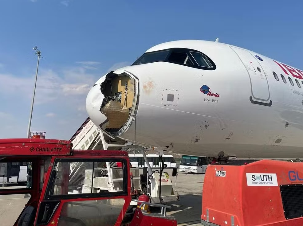 Avião fica com bico destruído após choque com pássaro e faz pouso de emergência na Espanha 1 Avião fica com bico destruído após choque com pássaro e faz pouso de emergência na Espanha - Foto: Reprodução/ Redes sociais