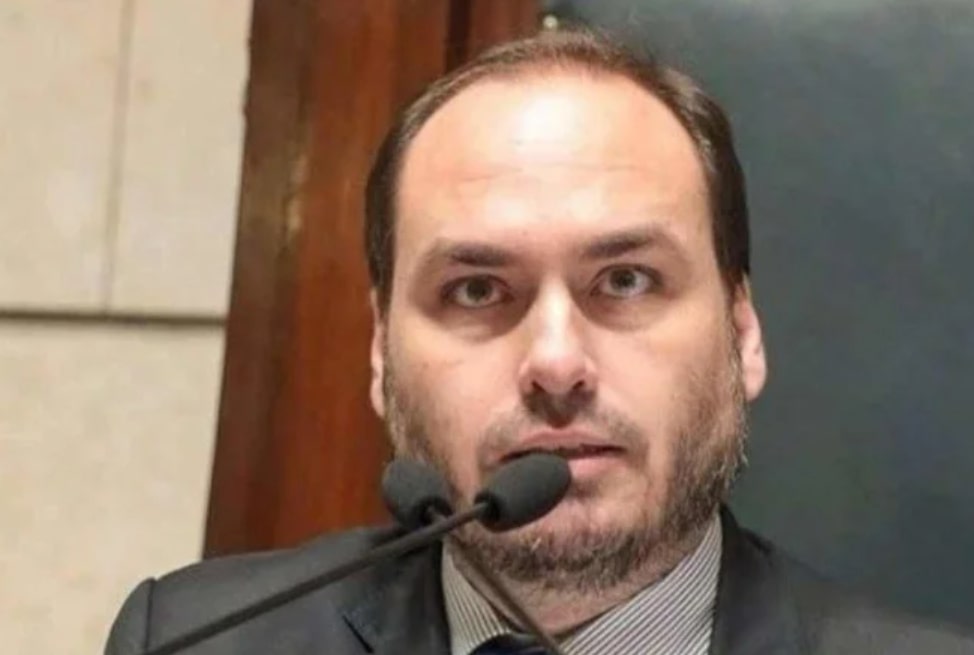 Carlos Bolsonaro passou mal e foi levado ao hospital após descobrir sobre prisão do pai - Foto: Reprodução/Instagram