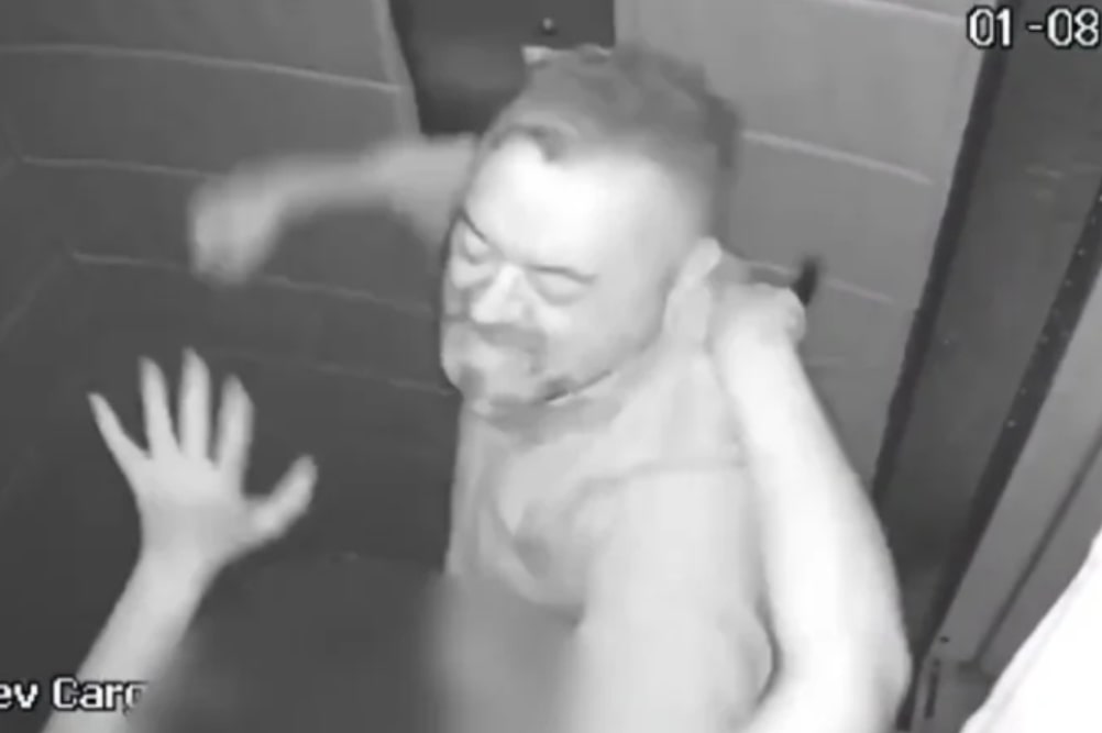 Homem espanca mulher com cotoveladas e socos em elevador no Distrito Federal - Foto: Reprodução