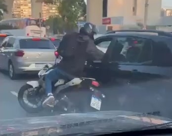 Vídeo: homem reage a assalto, toma arma de ladrão e o mata em SP 1 Vídeo: homem reage a assalto, toma arma de ladrão e o mata em SP - Foto: Reprodução/Redes Sociais