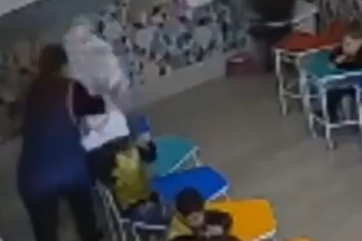 Vídeo: professora é demitida após agredir criança de 4 anos em escola 1 professora é demitida após agredir criança de 4 anos em escola - Foto: Reprodução