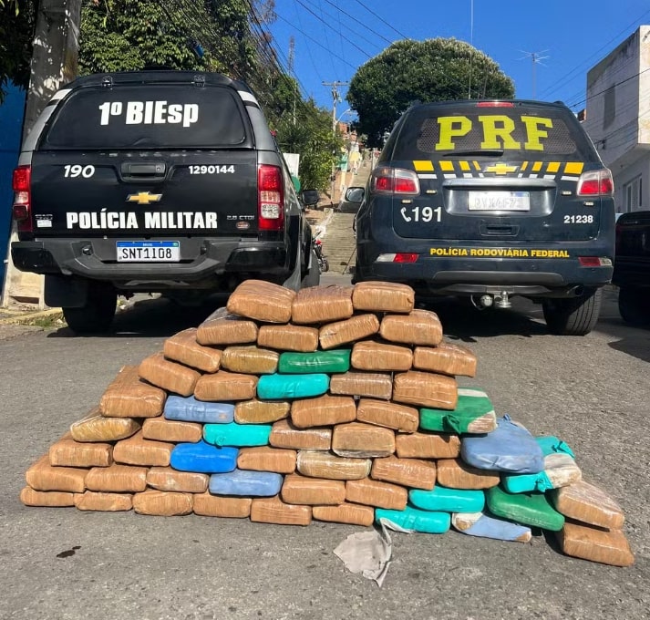 4 suspeitos são detidos com 62 kg de maconha após colisão 1 4 suspeitos são detidos com 62 kg de maconha após colisão - Foto: Reprodução/PRF