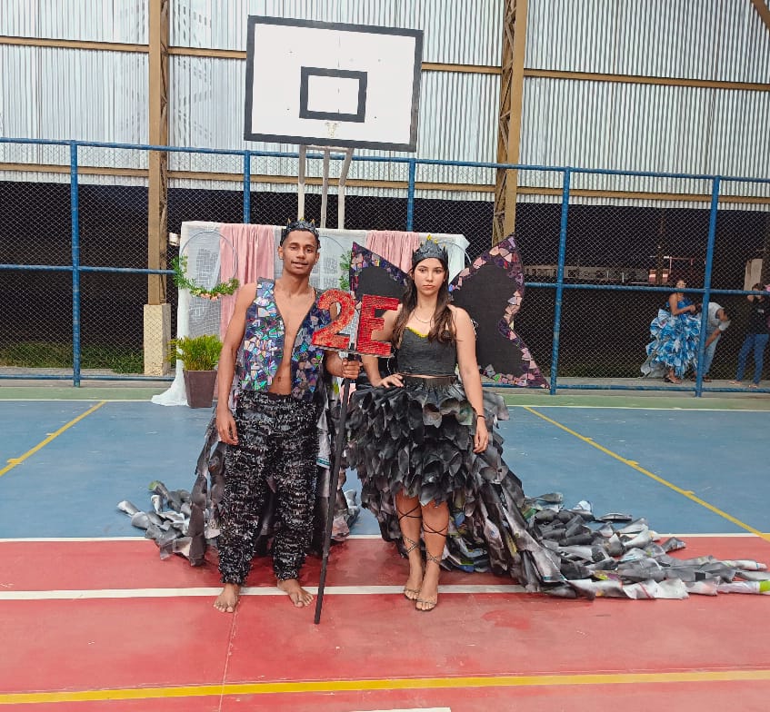 Escola realiza Desfile Ecológico com roupas recicladas em ST
