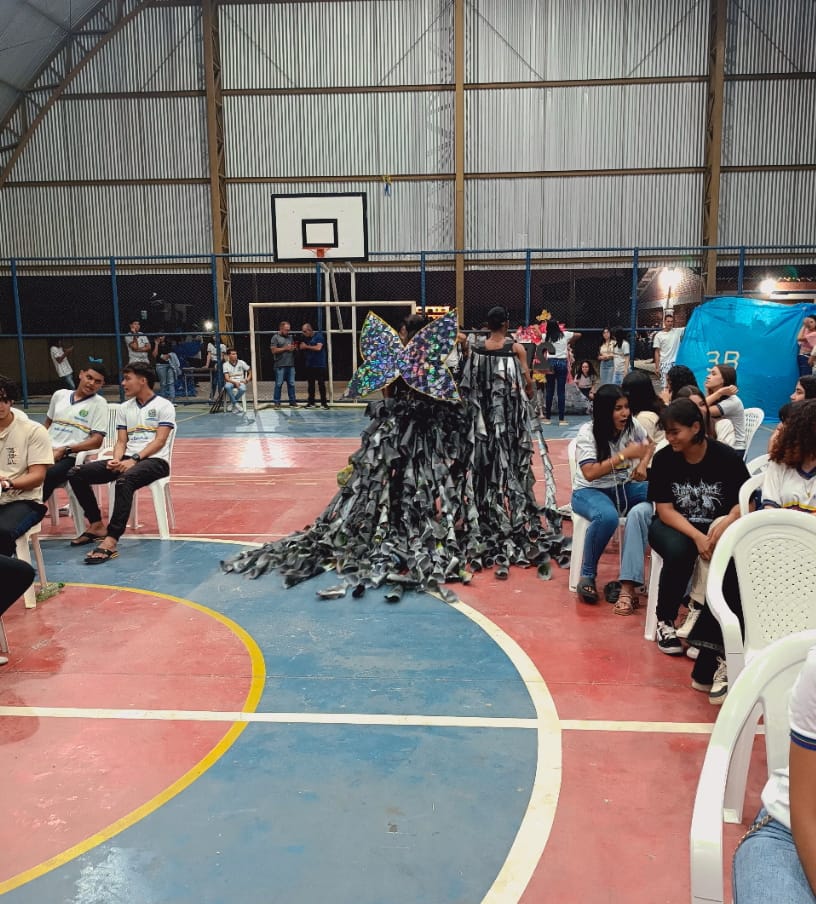 Escola realiza Desfile Ecológico com roupas recicladas em ST