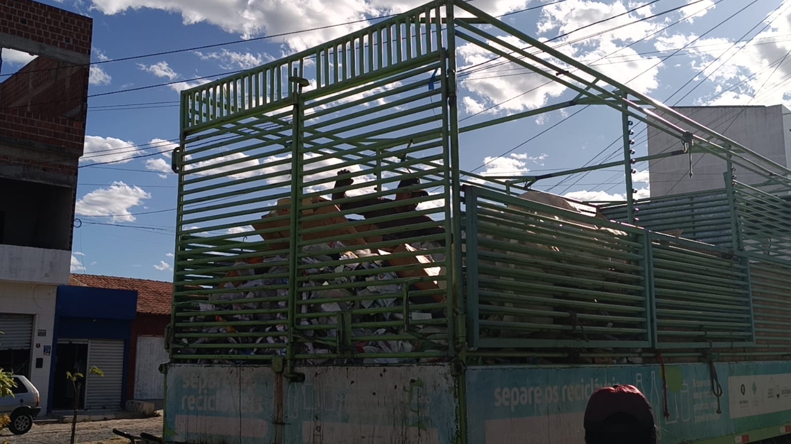 Escola realiza Desfile Ecológico com roupas recicladas em ST