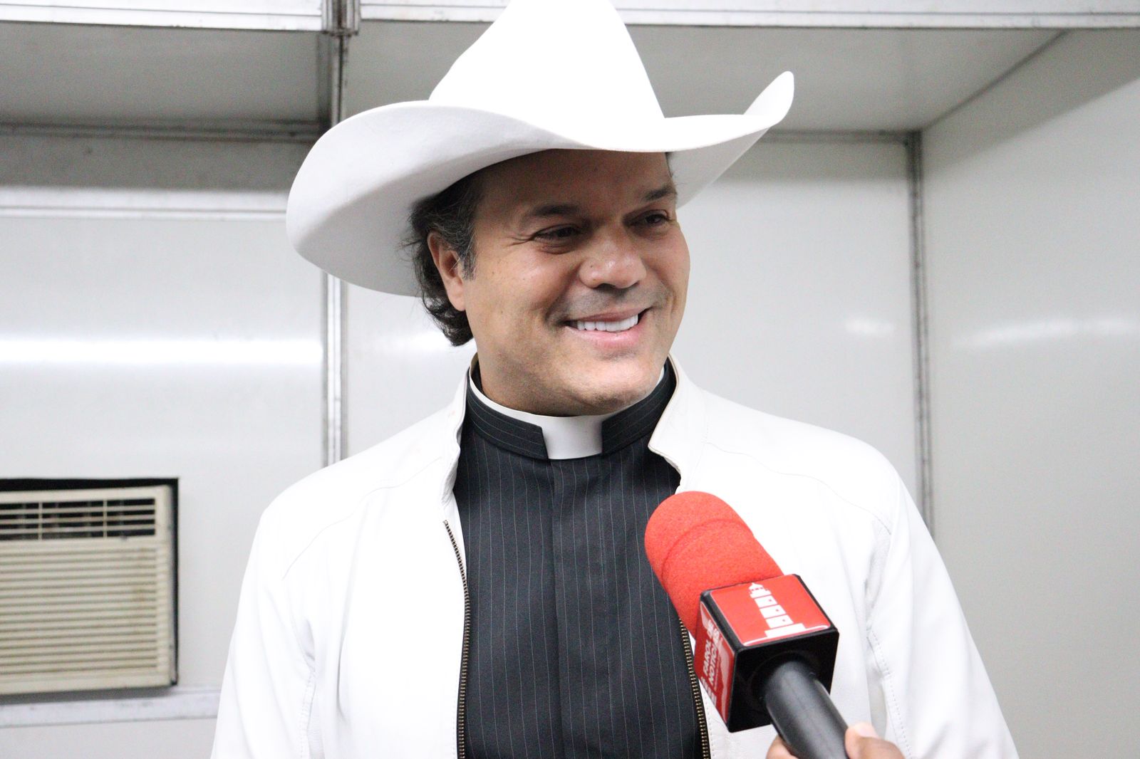 Padre Alessandro abre festa e Márcia diz que não há espaço para ódio