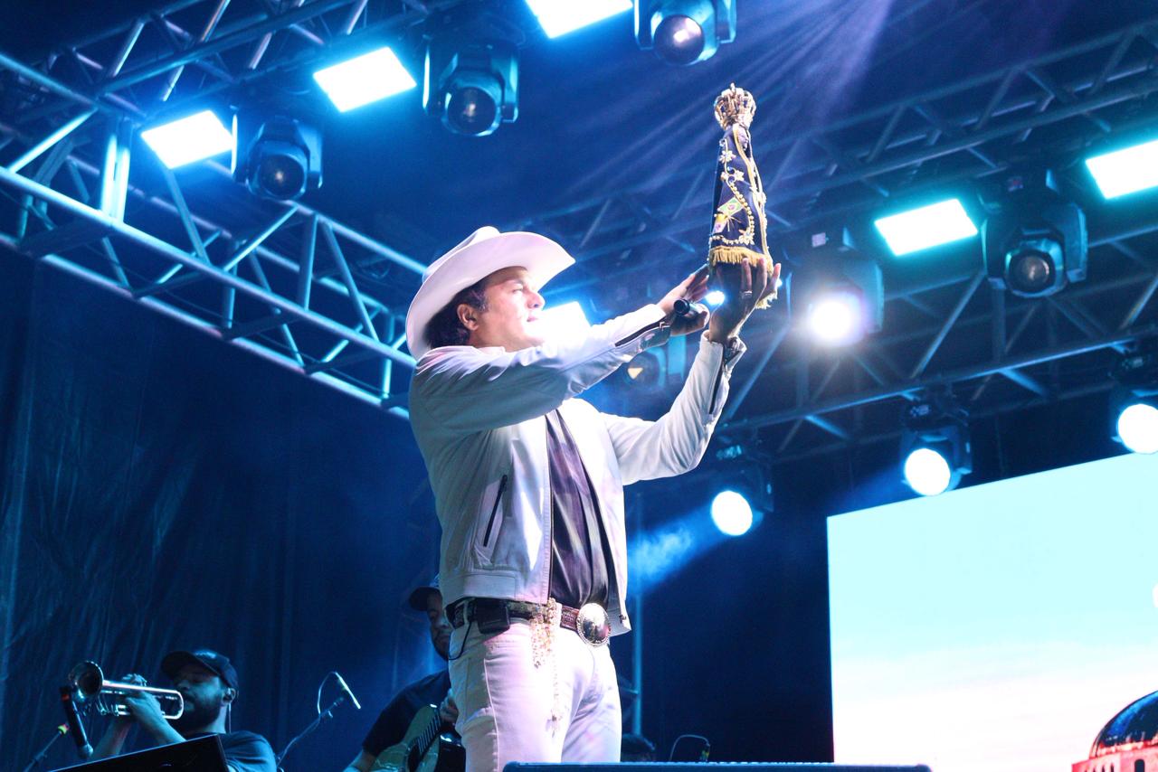 Padre Alessandro abre festa e Márcia diz que não há espaço para ódio