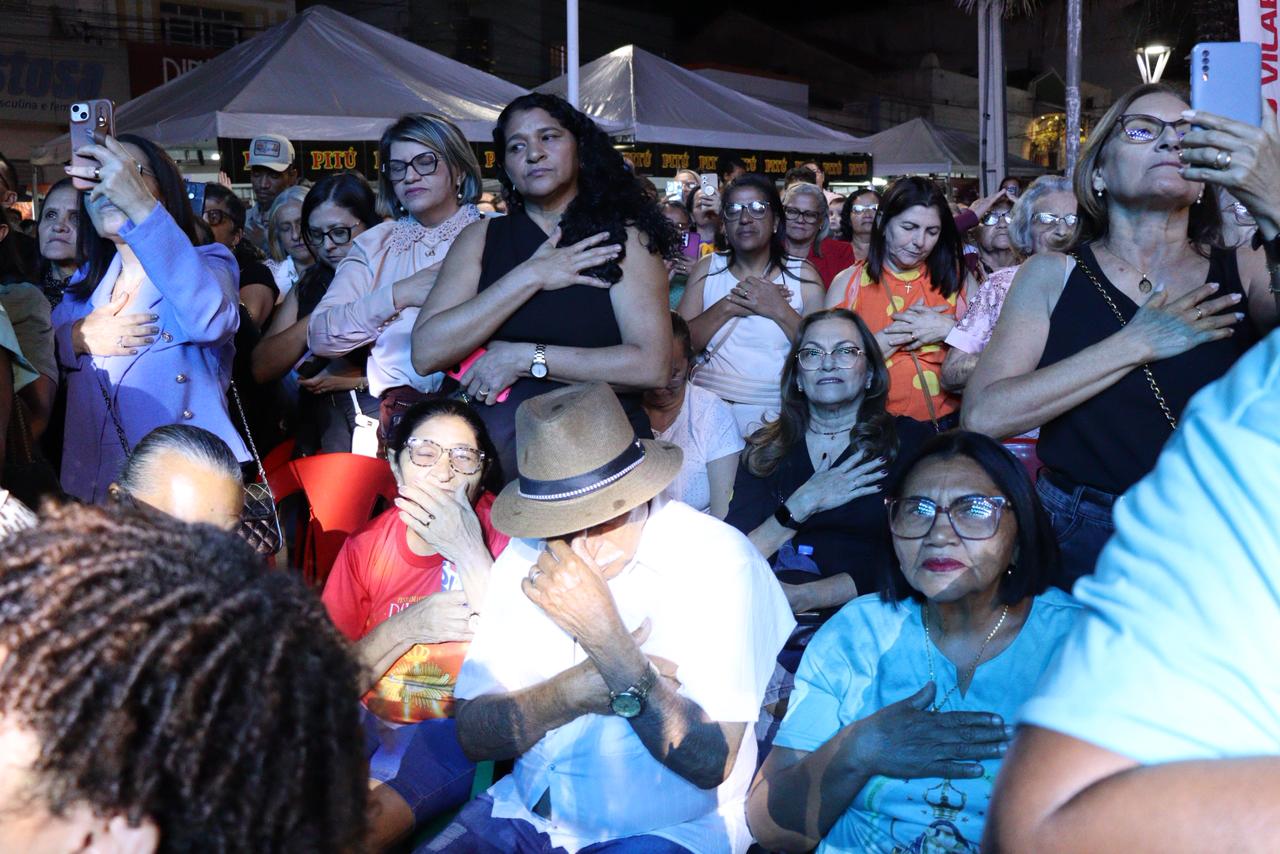 Padre Alessandro abre festa e Márcia diz que não há espaço para ódio