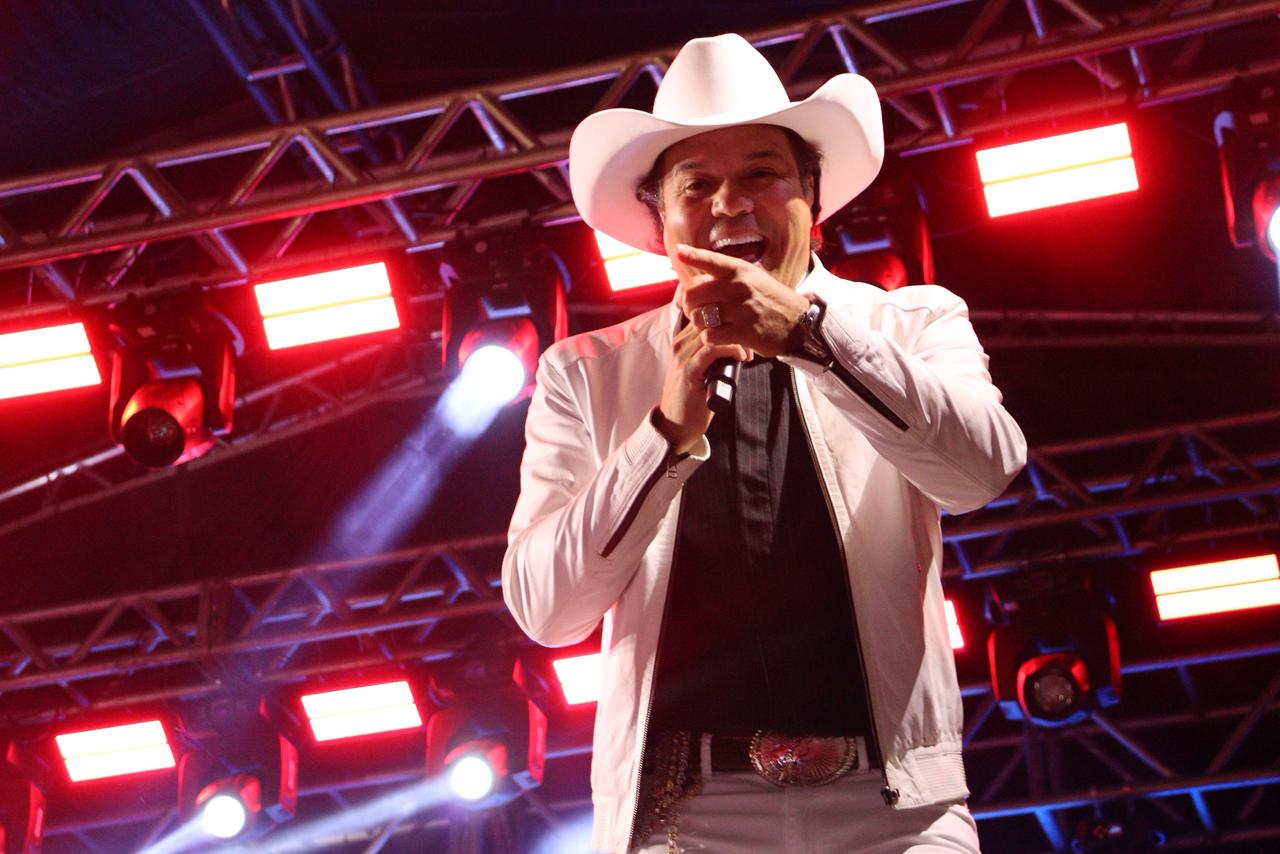 Padre Alessandro abre festa e Márcia diz que não há espaço para ódio