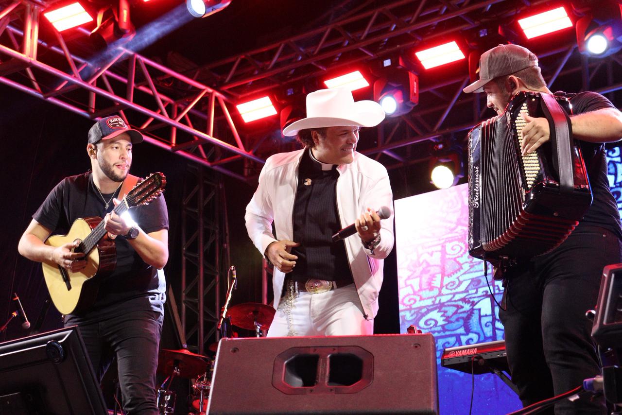 Padre Alessandro abre festa e Márcia diz que não há espaço para ódio