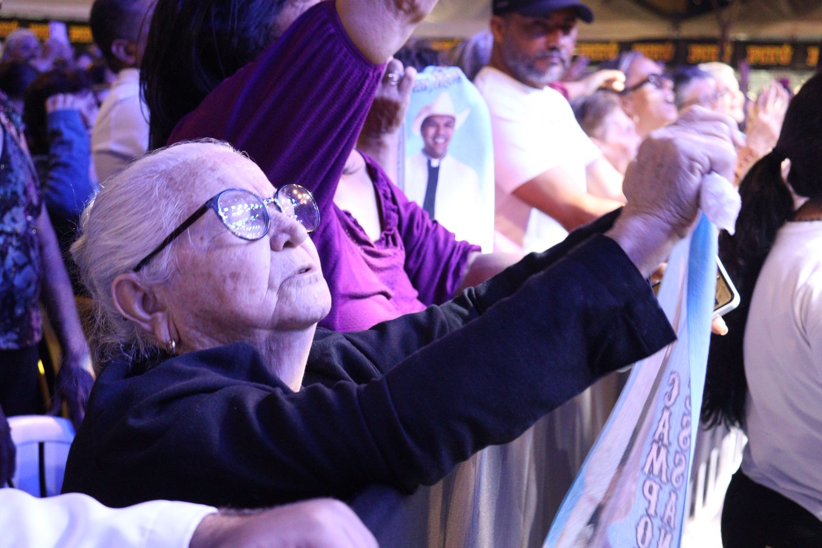 Padre Alessandro abre festa e Márcia diz que não há espaço para ódio