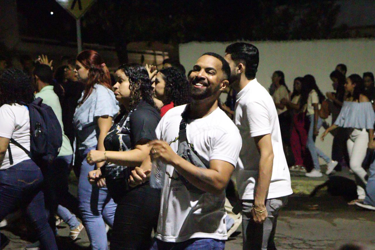 Jovens tomam conta das ruas de Serra Talhada e fazem romaria de fé