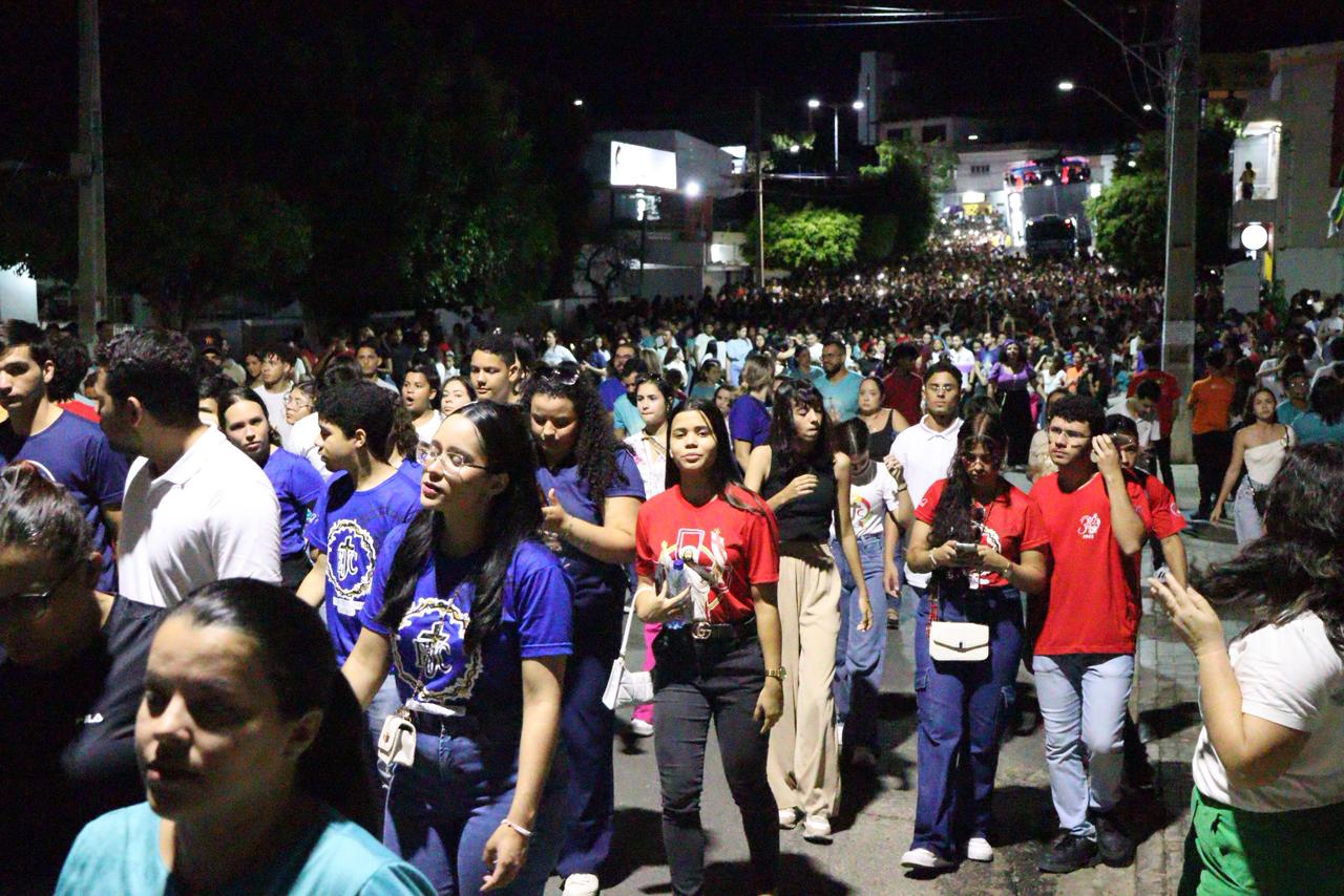 Jovens tomam conta das ruas de Serra Talhada e fazem romaria de fé