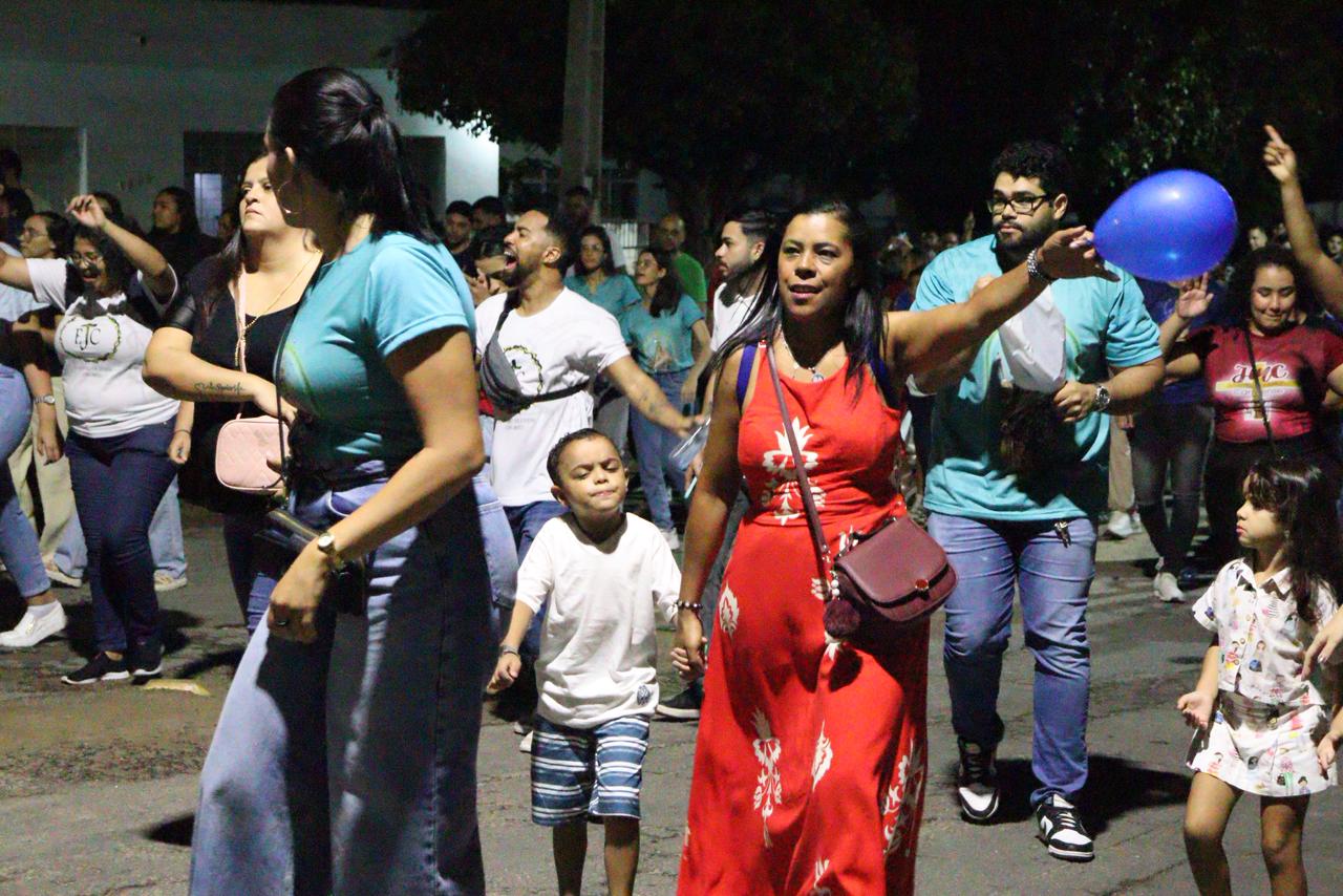 Jovens tomam conta das ruas de Serra Talhada e fazem romaria de fé